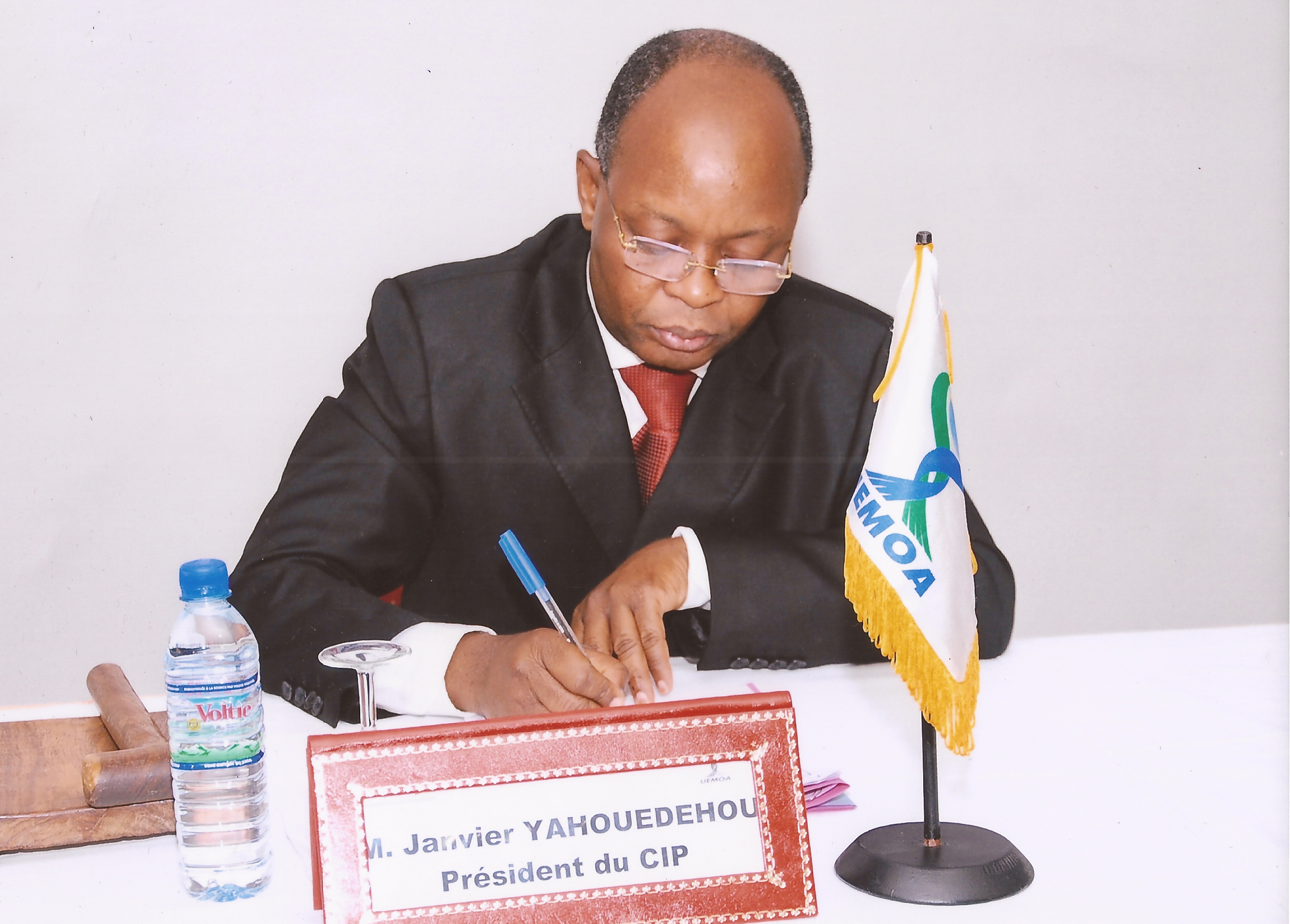 Investiture de Janvier YAHOUEDEOU Président du CIP-UEMOA après Victor CASSAMA, Président de l’Assemblée nationale de la Guinée-Bissau